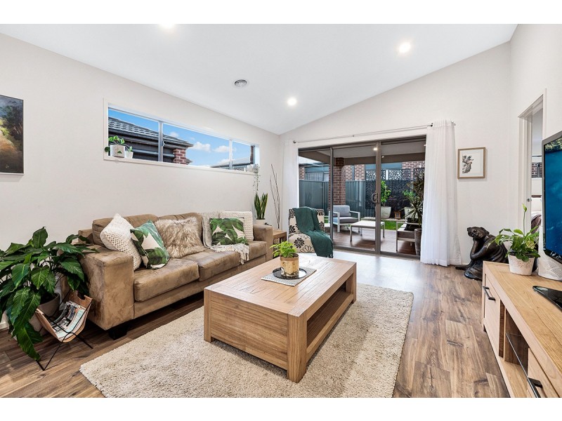 42 Parkhurst Drive, Cranbourne East VIC 3977