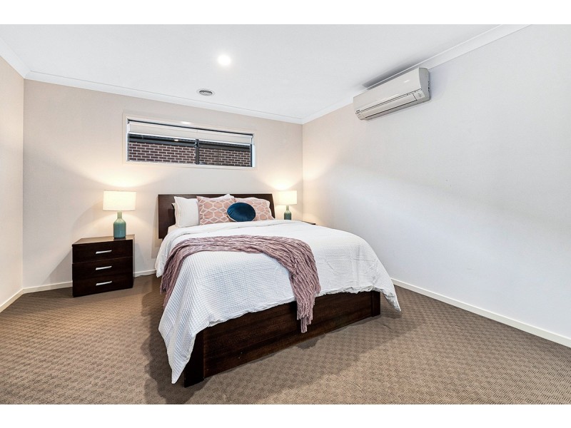 42 Parkhurst Drive, Cranbourne East VIC 3977