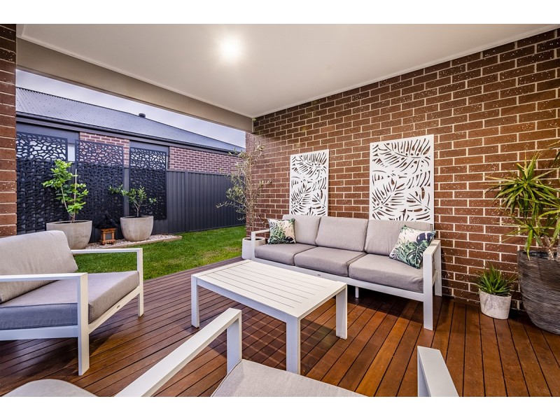 42 Parkhurst Drive, Cranbourne East VIC 3977