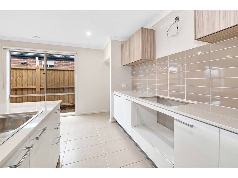 8 Flanker Way, Clyde North VIC 3978