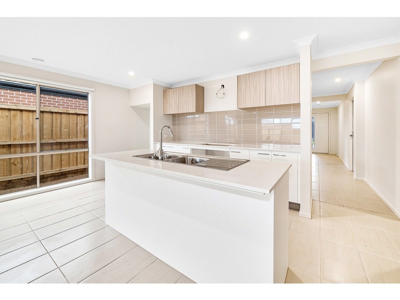 8 Flanker Way, Clyde North VIC 3978