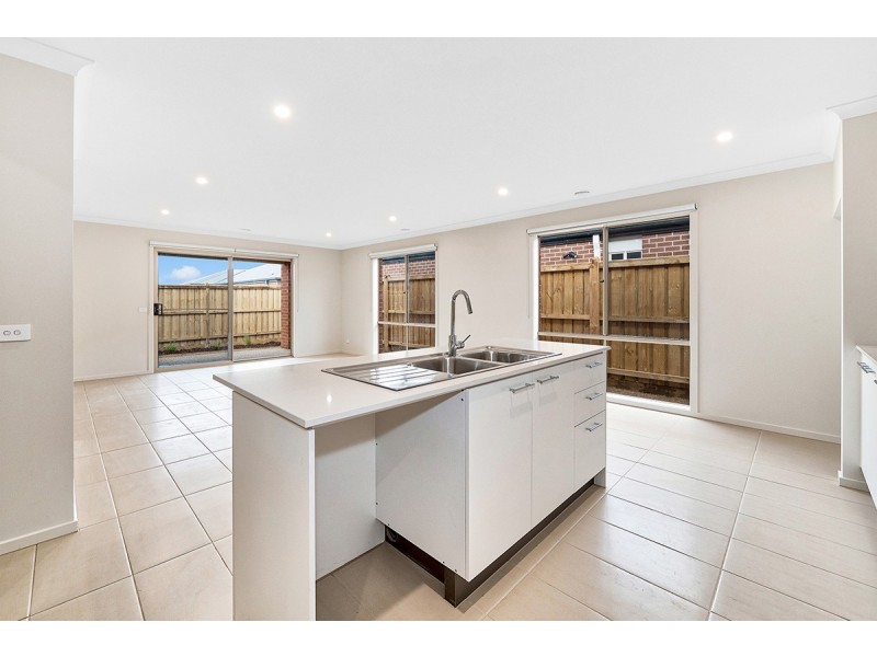 8 Flanker Way, Clyde North VIC 3978