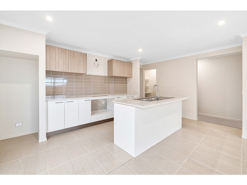 8 Flanker Way, Clyde North VIC 3978