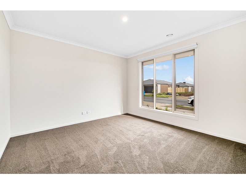8 Flanker Way, Clyde North VIC 3978