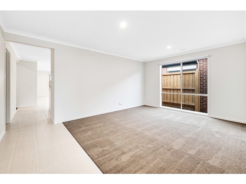 8 Flanker Way, Clyde North VIC 3978