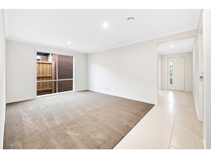 8 Flanker Way, Clyde North VIC 3978