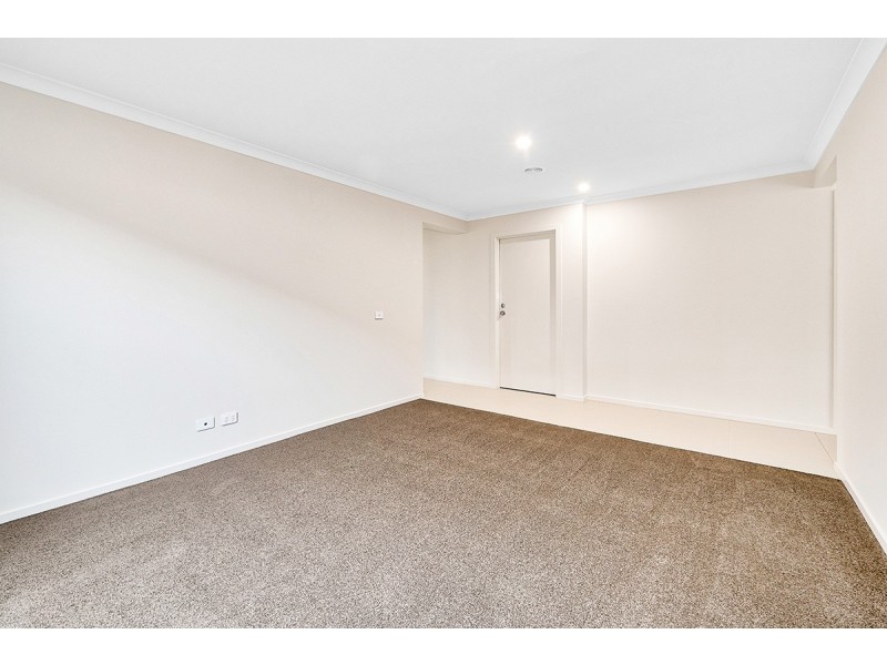 8 Flanker Way, Clyde North VIC 3978