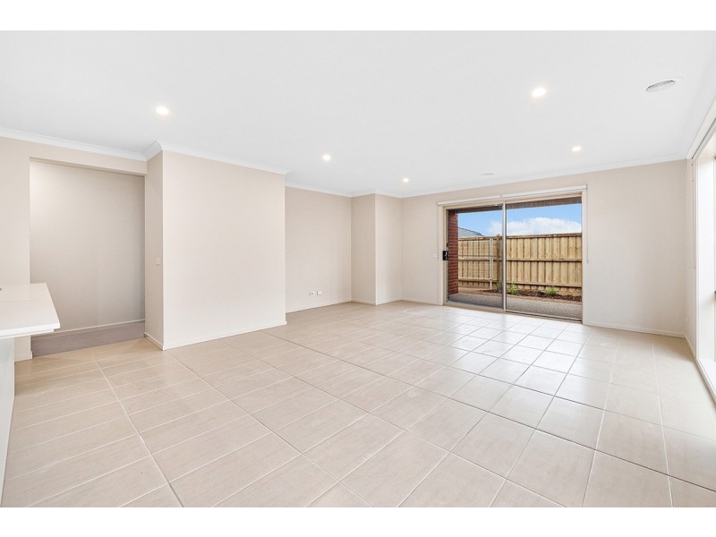 8 Flanker Way, Clyde North VIC 3978