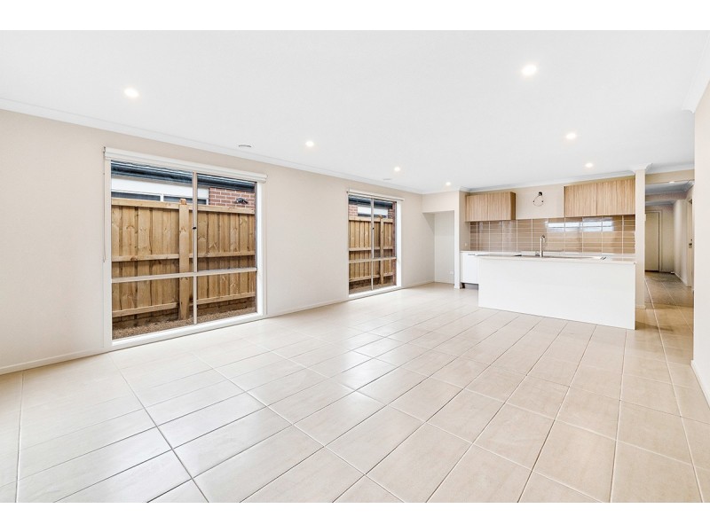8 Flanker Way, Clyde North VIC 3978