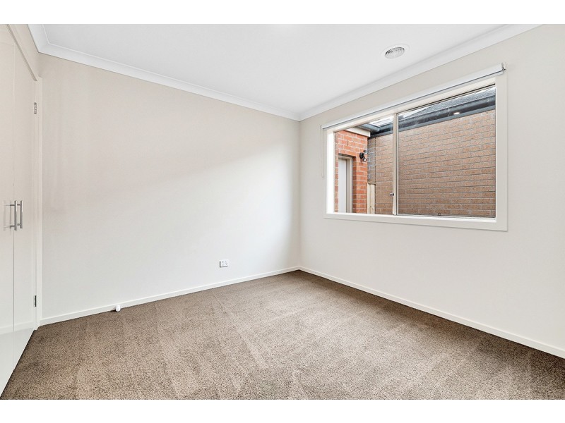 8 Flanker Way, Clyde North VIC 3978