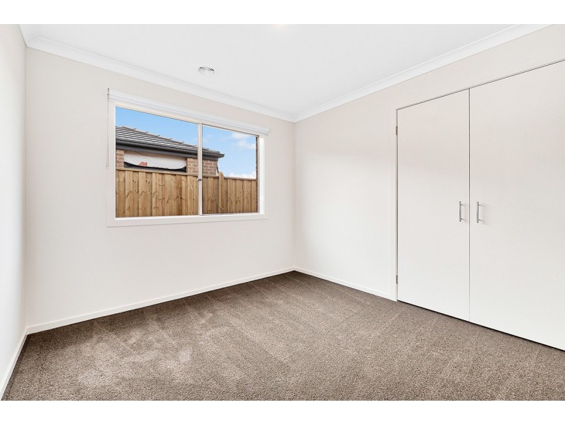 8 Flanker Way, Clyde North VIC 3978