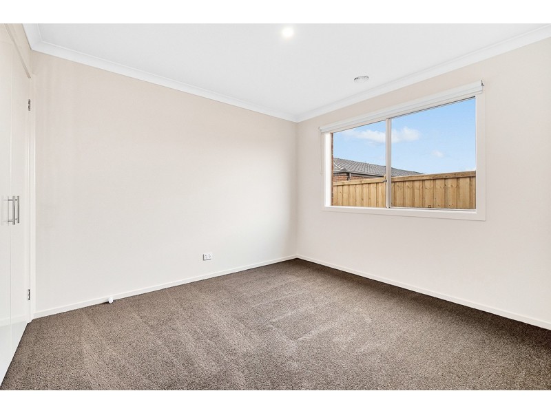8 Flanker Way, Clyde North VIC 3978