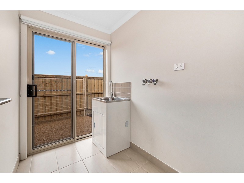 8 Flanker Way, Clyde North VIC 3978