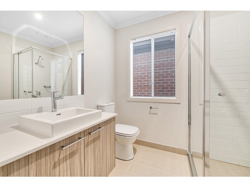 8 Flanker Way, Clyde North VIC 3978
