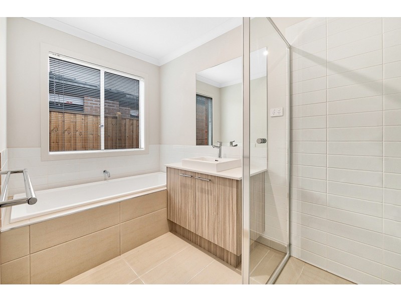8 Flanker Way, Clyde North VIC 3978