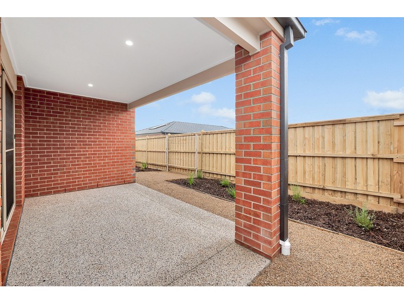 8 Flanker Way, Clyde North VIC 3978
