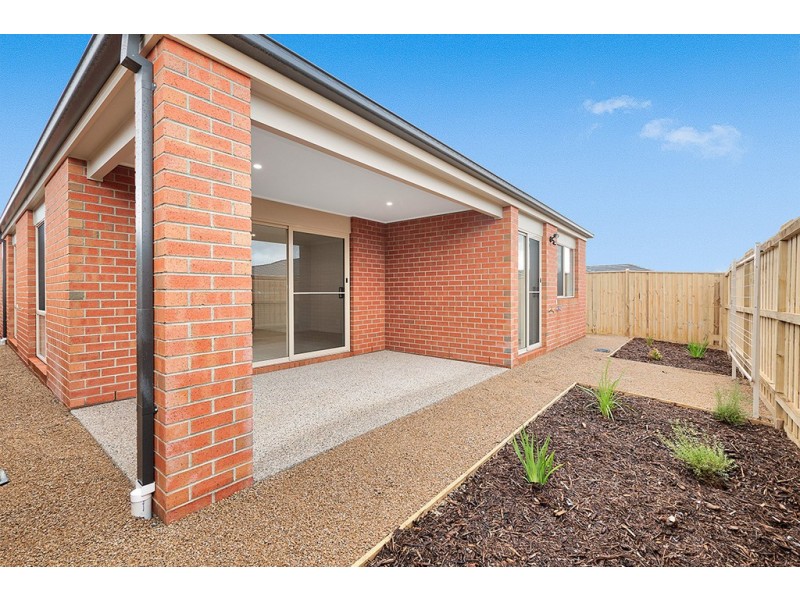 8 Flanker Way, Clyde North VIC 3978