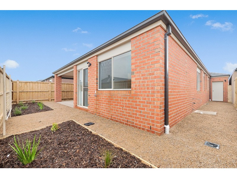 8 Flanker Way, Clyde North VIC 3978