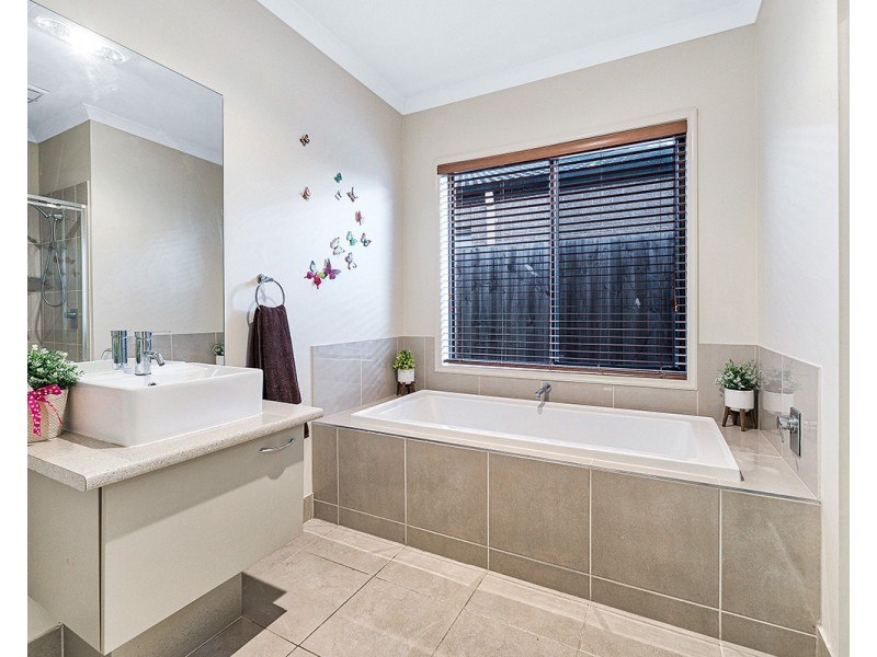 10 Eden Avenue, Skye VIC 3977