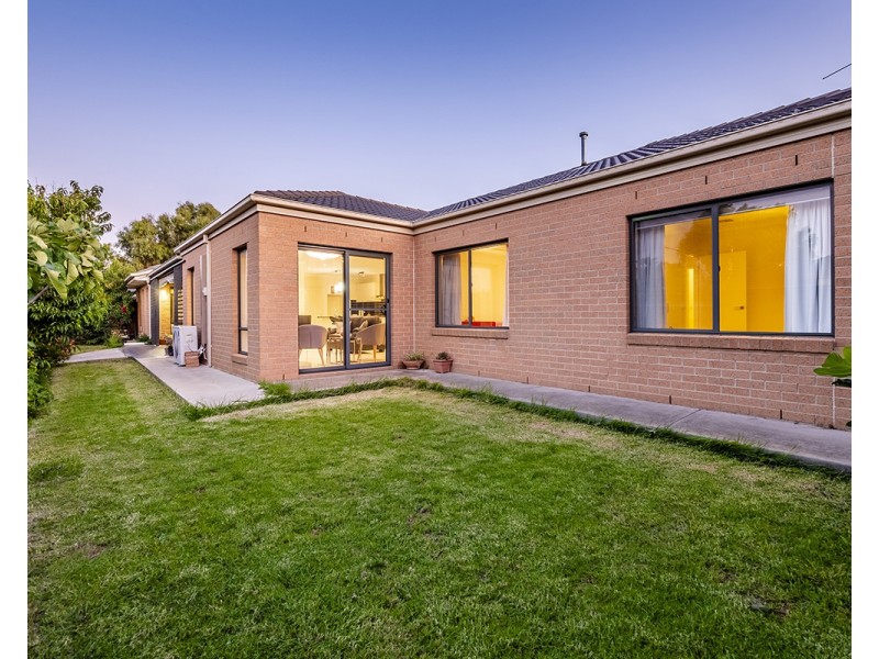 10 Eden Avenue, Skye VIC 3977