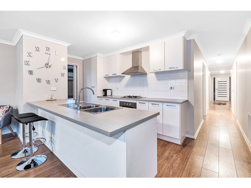 6 Hammond Road, Cranbourne West VIC 3977