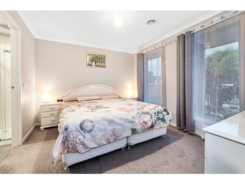 6 Hammond Road, Cranbourne West VIC 3977