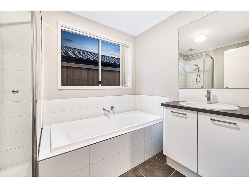 6 Hammond Road, Cranbourne West VIC 3977