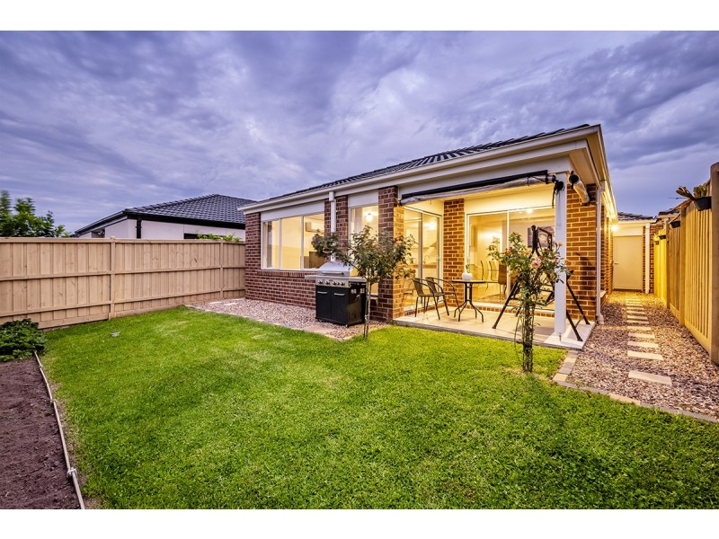 6 Hammond Road, Cranbourne West VIC 3977