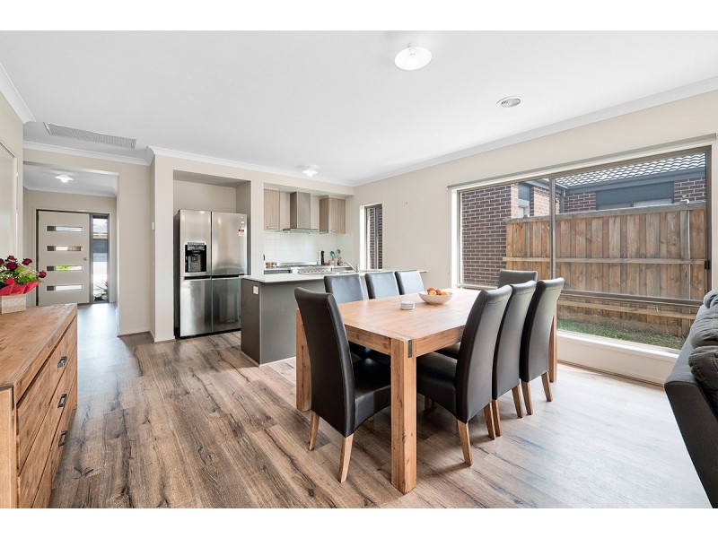 32 Chesney Circuit, Clyde VIC 3978