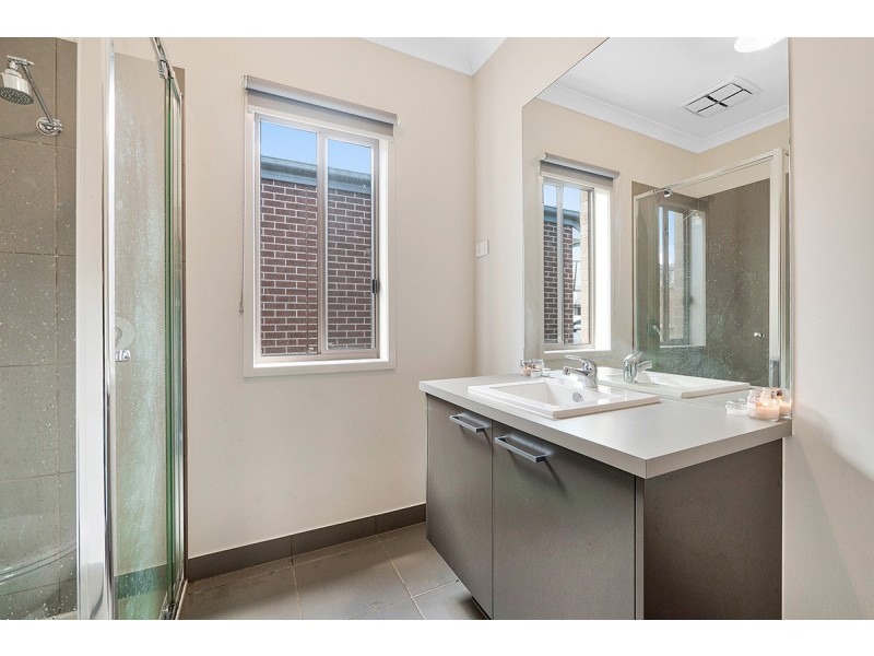 32 Chesney Circuit, Clyde VIC 3978