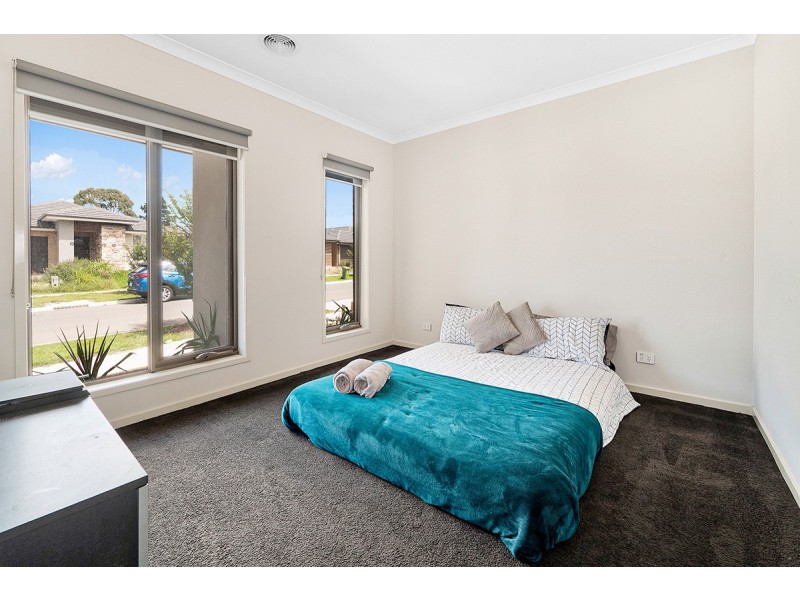 32 Chesney Circuit, Clyde VIC 3978