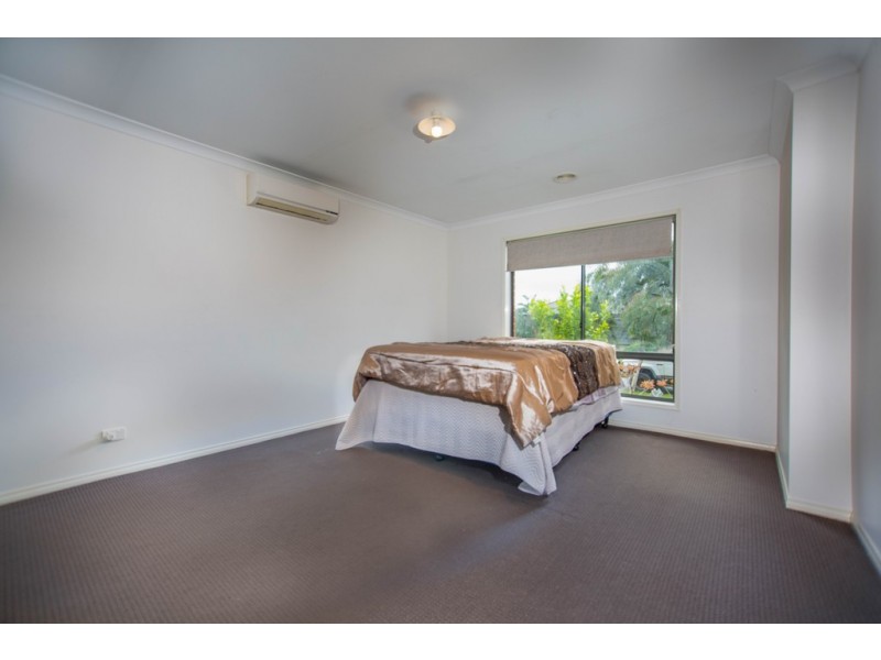 4 Tattle Grove, Cranbourne East VIC 3977