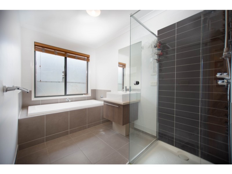 4 Tattle Grove, Cranbourne East VIC 3977