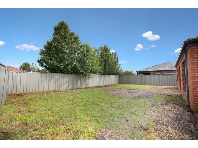 4 Tattle Grove, Cranbourne East VIC 3977