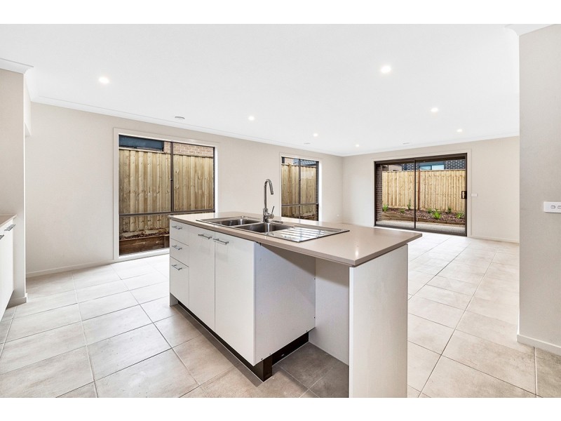 35 Outfield Road, Clyde VIC 3978