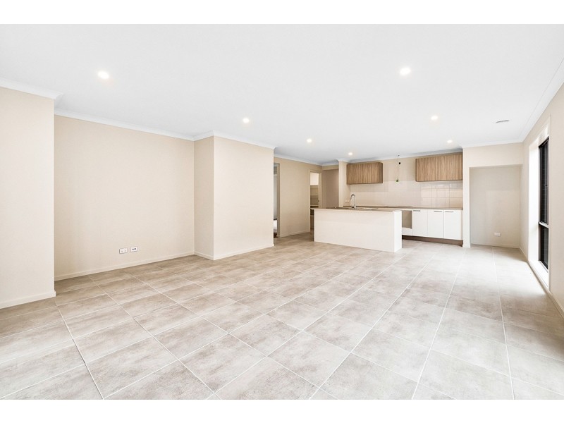 35 Outfield Road, Clyde VIC 3978