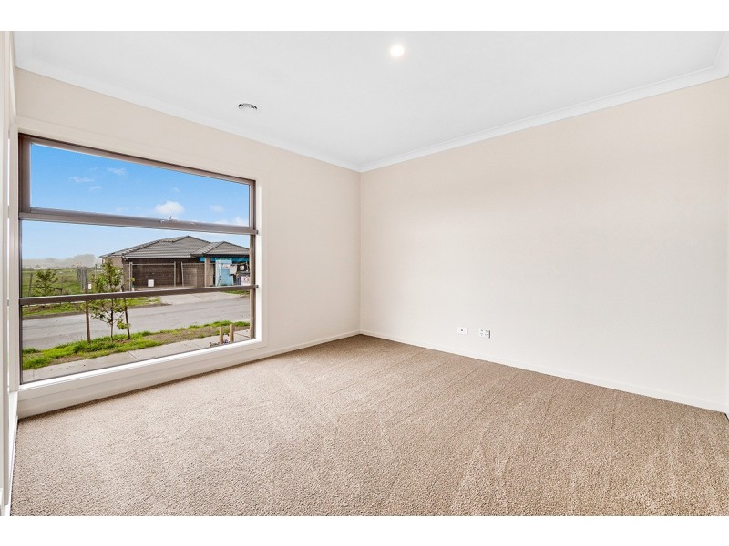 35 Outfield Road, Clyde VIC 3978