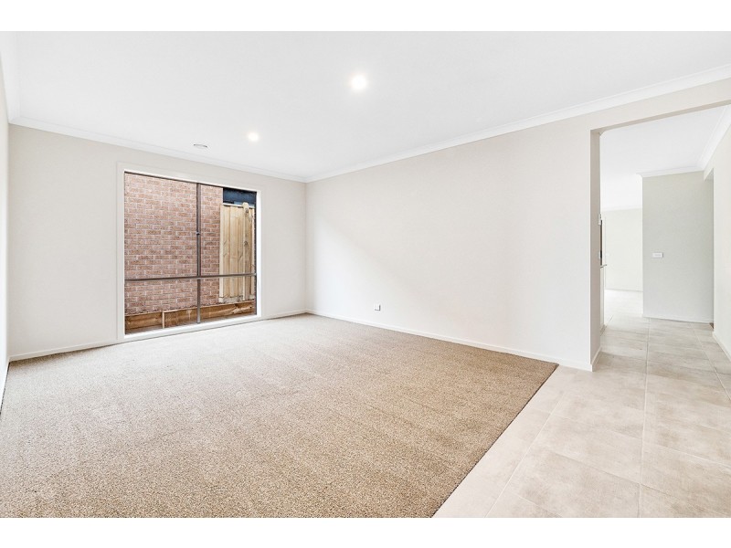 35 Outfield Road, Clyde VIC 3978