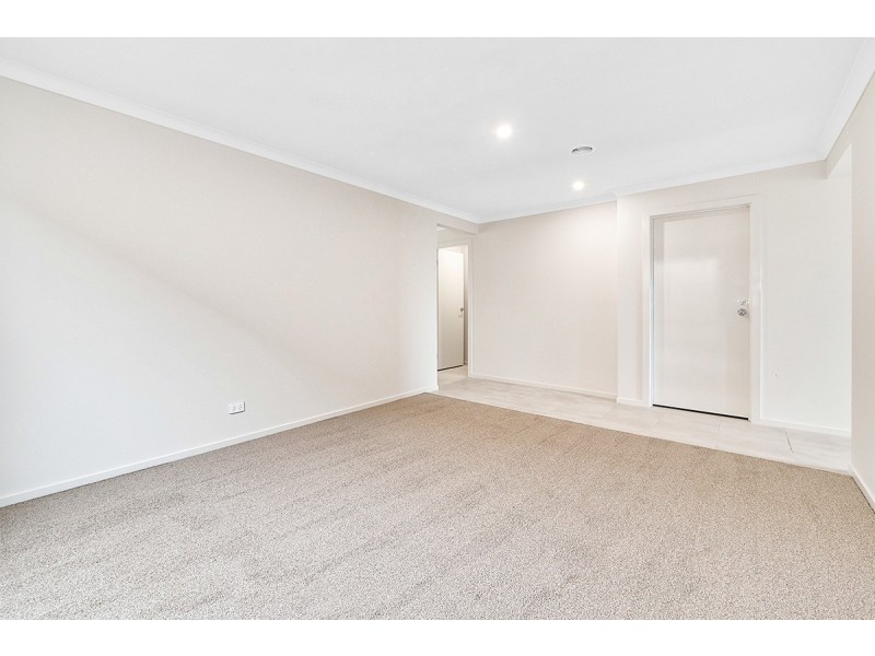 35 Outfield Road, Clyde VIC 3978