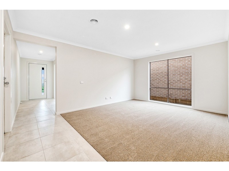 35 Outfield Road, Clyde VIC 3978