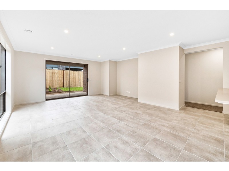35 Outfield Road, Clyde VIC 3978