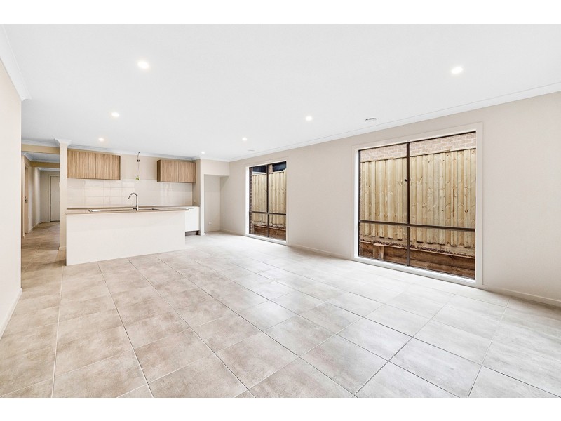 35 Outfield Road, Clyde VIC 3978