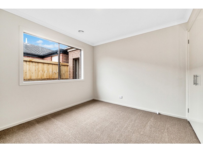 35 Outfield Road, Clyde VIC 3978