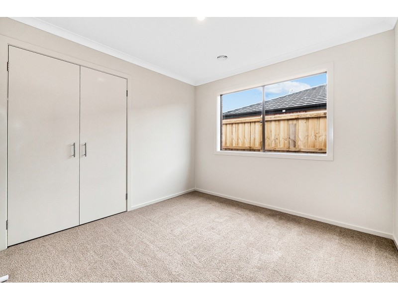 35 Outfield Road, Clyde VIC 3978