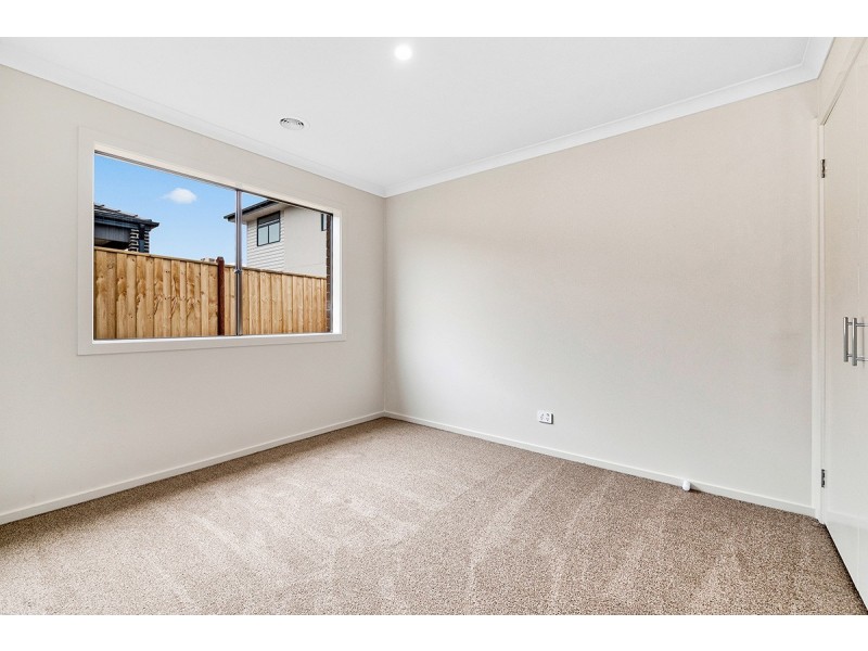 35 Outfield Road, Clyde VIC 3978