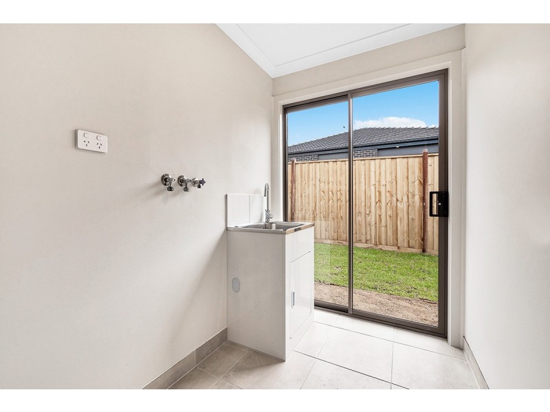 35 Outfield Road, Clyde VIC 3978