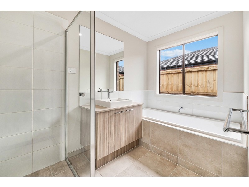 35 Outfield Road, Clyde VIC 3978