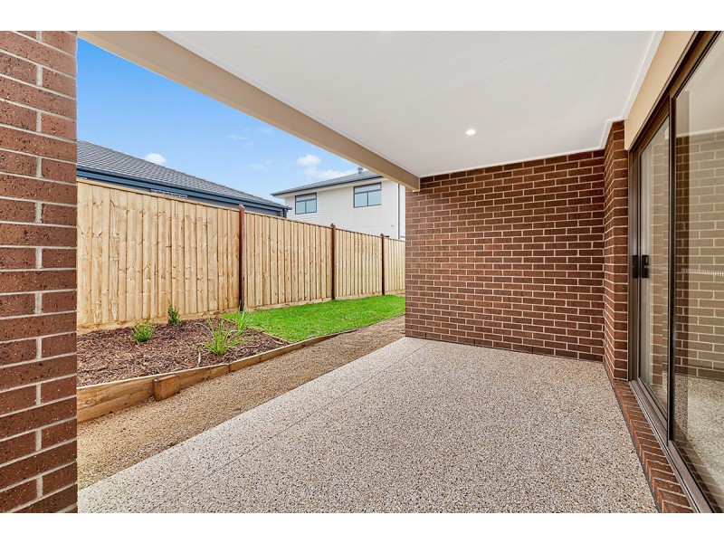 35 Outfield Road, Clyde VIC 3978