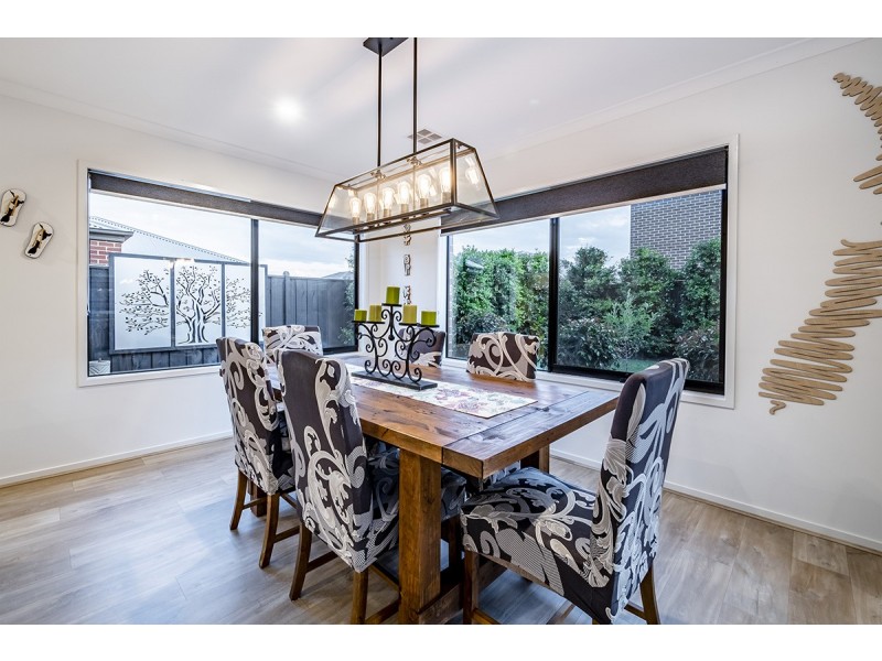 14 Sandown Parade, Clyde North VIC 3978