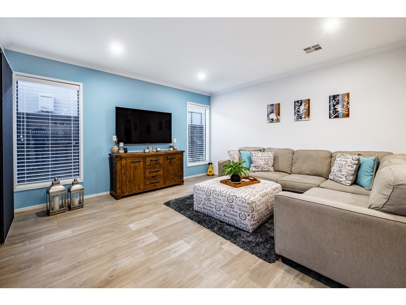 14 Sandown Parade, Clyde North VIC 3978